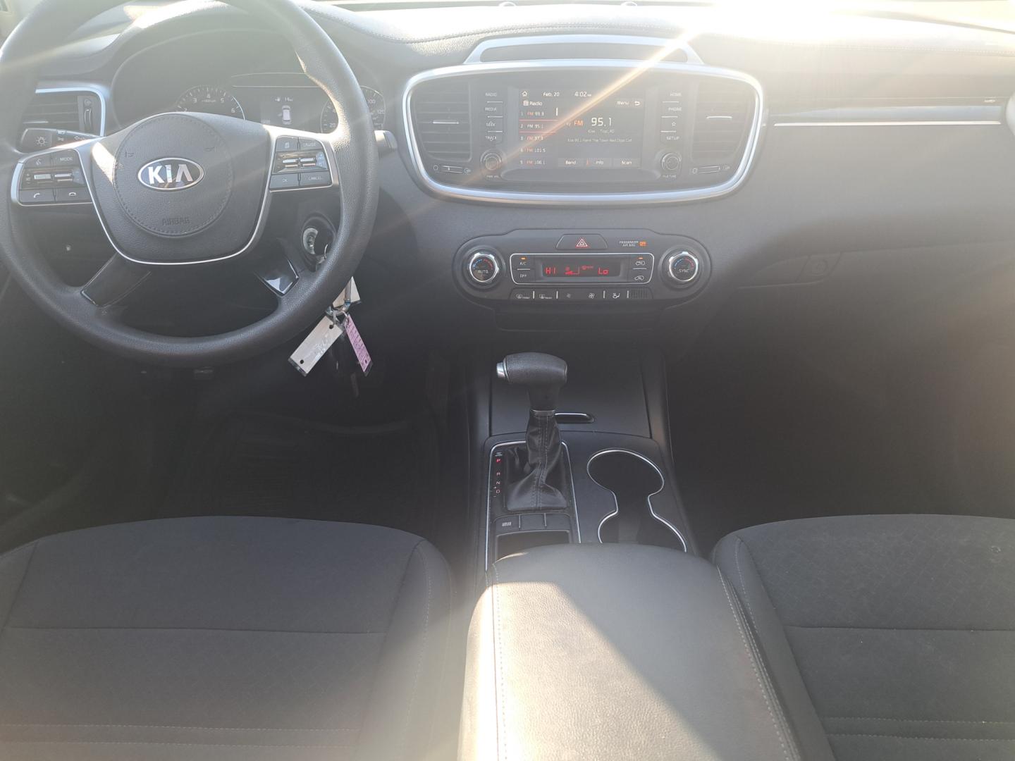 2019 White /GRAY Kia Sorento LX V6 2WD (5XYPG4A56KG) with an 3.3L V6 DOHC 24V engine, 6A transmission, located at 1181 Aurora Rd, Melbourne, FL, 32935, (321) 241-1100, 28.132914, -80.639175 - Photo#4